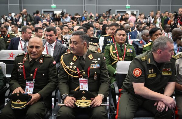 “軍隊-2022”國際軍事技術論壇全體會議在莫斯科“愛國者”會議展覽中心舉行。中為秘魯陸軍上將馬里奧·愛德華多·拉托雷·加爾維斯。 - 俄羅斯衛星通訊社