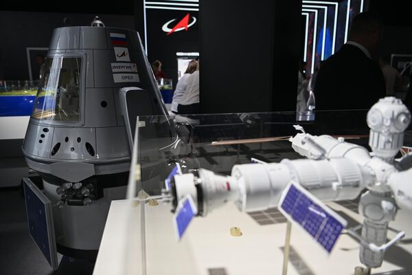 莫斯科“愛國者”會議展覽中心裡的俄羅斯國家航天集團（Roscosmos）展館模型。 - 俄羅斯衛星通訊社