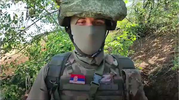 來自塞爾維亞的盧甘斯克人民共和國的民兵在烏克蘭戰壕中發現了來自他故鄉的衝鋒槍 - 俄羅斯衛星通訊社