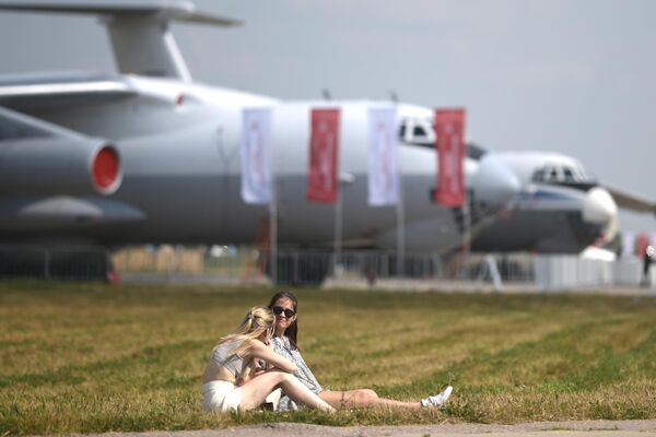 在库宾卡举行的“军队-2022”论坛期间，两名女孩坐在飞机展区前。 - 俄罗斯卫星通讯社