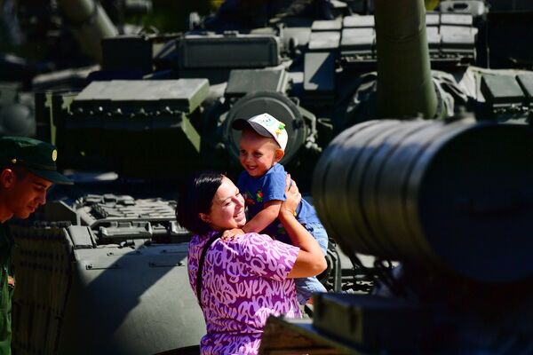 一名妇女带着孩子参观“军队-2022”论坛。 - 俄罗斯卫星通讯社