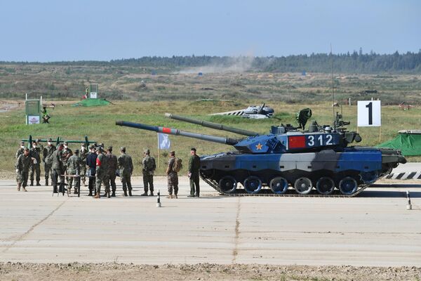 莫斯科州阿拉比諾靶場，中國參賽軍人通過“坦克兩項-2022”比賽的技術訓練標準。 - 俄羅斯衛星通訊社