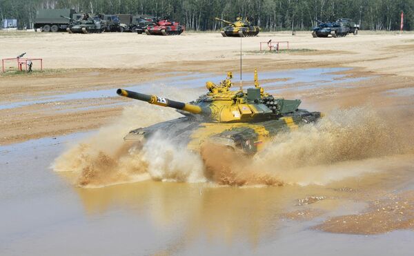 莫斯科州阿拉比諾靶場，委內瑞拉（前）的參賽軍人駕駛坦克T-72B3參加“坦克兩項-2022”比賽。 - 俄羅斯衛星通訊社