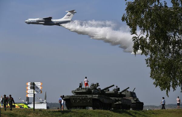俄軍伊爾-76MD運輸機向“坦克兩項-2022”比賽賽道灑水。 - 俄羅斯衛星通訊社
