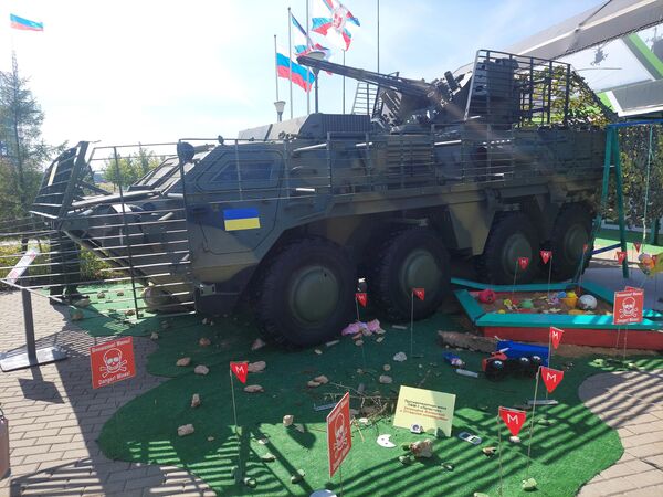 “军队-2022”论坛展示缴获的乌军装甲车和地雷。 - 俄罗斯卫星通讯社