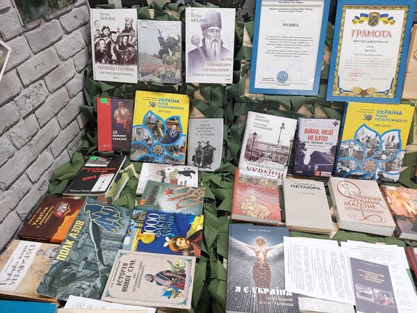 乌克兰“亚速营”（在俄罗斯境内被禁止的恐怖组织）民族分子宣扬极端思想的书籍。 - 俄罗斯卫星通讯社