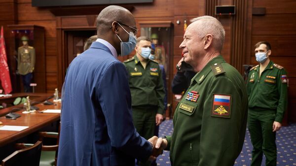 馬里國防部長薩迪奧·卡馬拉（左）與俄羅斯副防長亞歷山大·福明 - 俄羅斯衛星通訊社