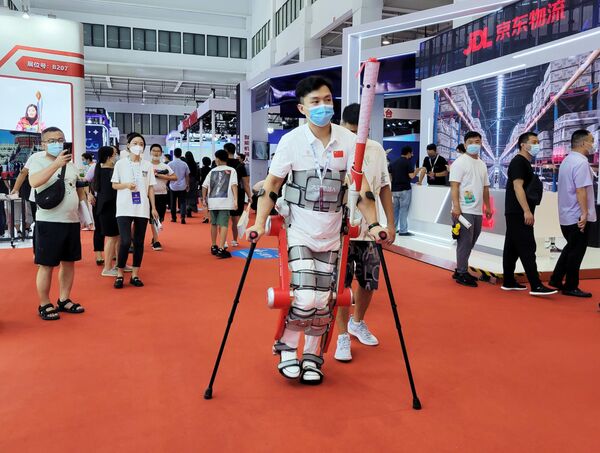 在北京国际机器人大会观看展览的观众们。 - 俄罗斯卫星通讯社