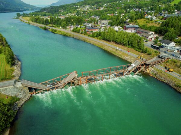 挪威奥耶市古德布兰德斯代尔斯洛根河桥垮塌。 - 俄罗斯卫星通讯社