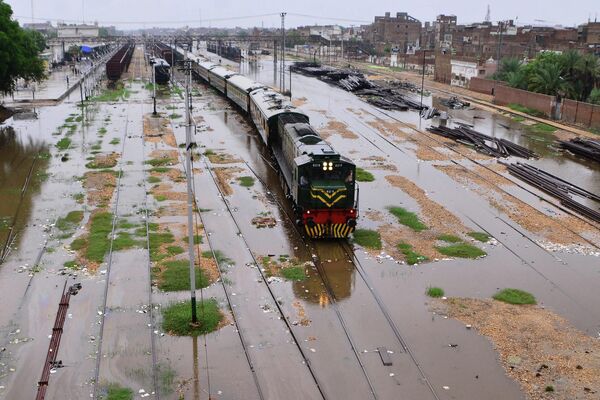 海得拉巴市火車在大雨過後的鐵路上行駛。 - 俄羅斯衛星通訊社