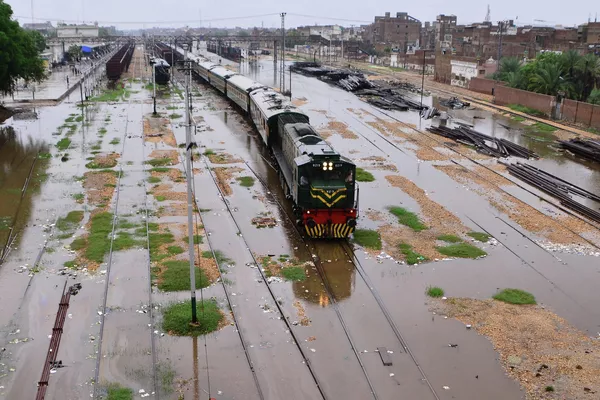 海得拉巴市火車在大雨過後的鐵路上行駛。 海得拉巴市火車在大雨過後的鐵路上行駛。 - 俄羅斯衛星通訊社