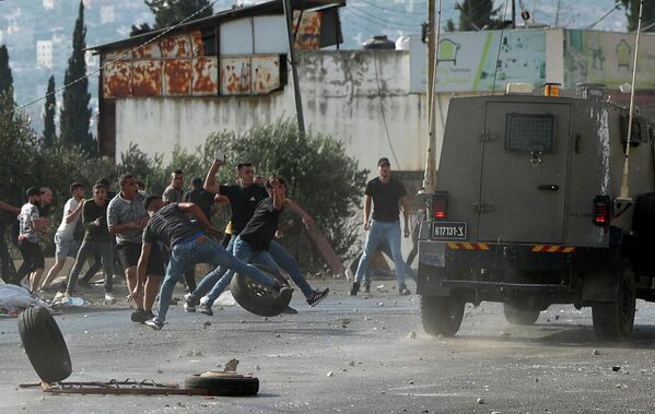 巴勒斯坦青年向军车投掷石块。 - 俄罗斯卫星通讯社