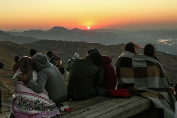 游客们在土耳其东南部内姆鲁特山顶处等待英仙座流星雨。 - 俄罗斯卫星通讯社