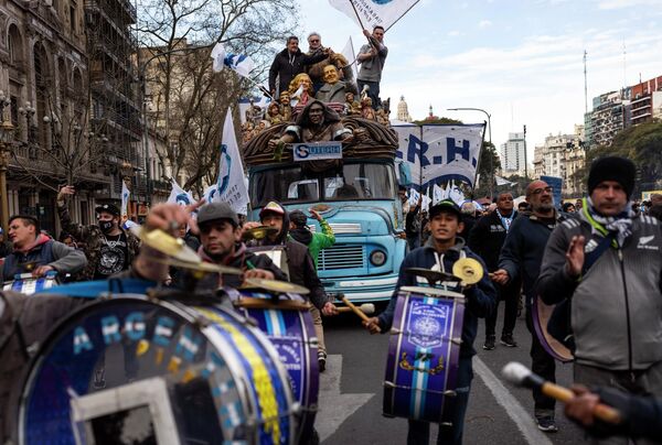 阿根廷工会职工在布宜诺斯艾利斯举行游行，要求提高工资和增大政府救助力度。 - 俄罗斯卫星通讯社