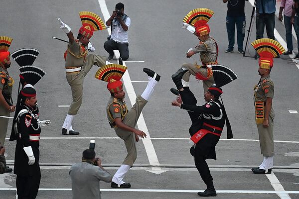 巴基斯坦與印度兩國邊防軍人在各自哨位上迎接兩國獨立75週年紀念日。 - 俄羅斯衛星通訊社