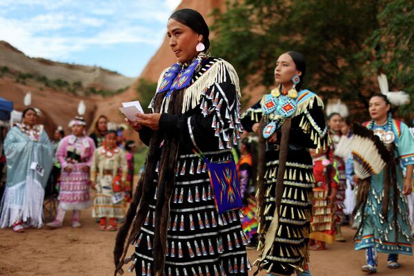 美國新墨西哥州紅岩公園舉行的第100屆蓋洛普印第安部族儀式。圖為印第安婦女們準備參加“精神領袖”比賽。 - 俄羅斯衛星通訊社
