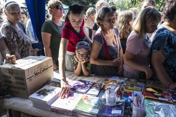 马里乌波尔市顾客排队购买纸张文具。 - 俄罗斯卫星通讯社