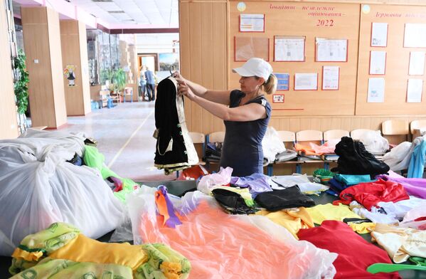 马里乌波尔市第14学校职工正在对儿童服装进行分类。 - 俄罗斯卫星通讯社