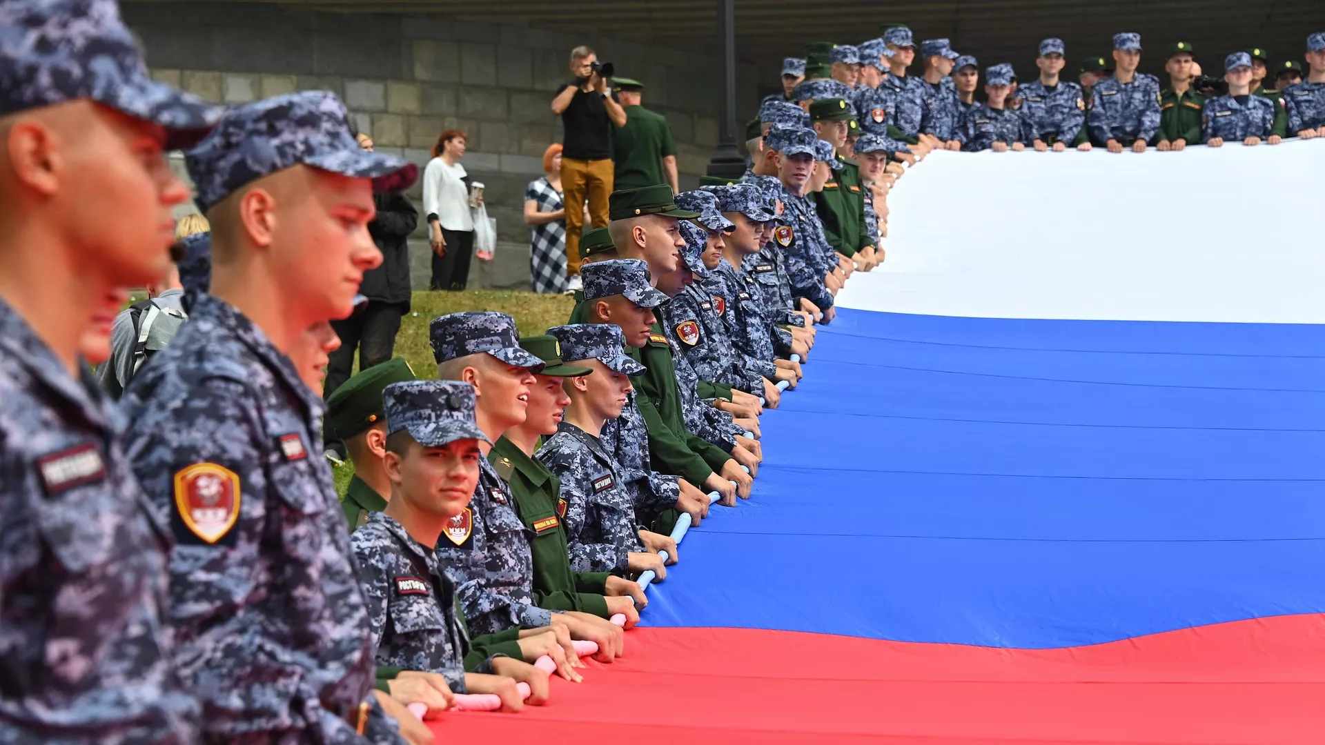 俄羅斯軍人和俄聯邦國家近衛軍成員在莫斯科的勝利博物館慶祝俄羅斯國旗日