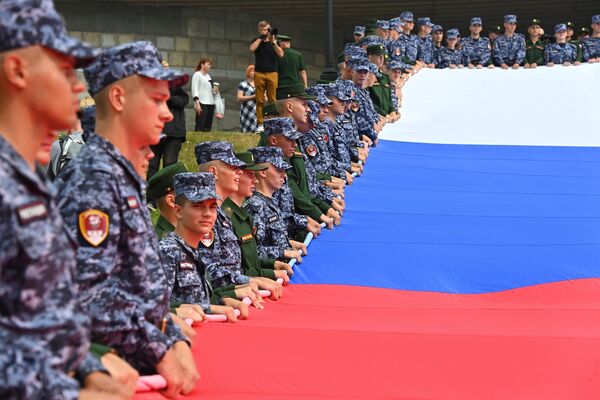 在俄羅斯的國旗日，俄羅斯軍人與俄聯邦國家近衛軍成員在莫斯科的勝利博物館外展開了一面1000平方米的三色旗。 - 俄羅斯衛星通訊社