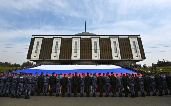 在俄罗斯的国旗日，俄罗斯军人与俄联邦国家近卫军成员在莫斯科的胜利博物馆外展开了一面1000平方米的三色旗。 - 俄罗斯卫星通讯社
