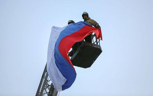 顿涅茨克紧急情况部的救援人员在顿涅茨克市中心上空升起俄罗斯国旗。 - 俄罗斯卫星通讯社