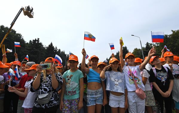 在俄羅斯國旗日，中小學學生們在莫斯科勝利博物館附近觀看1000平方米的三色旗展開儀式。 - 俄羅斯衛星通訊社