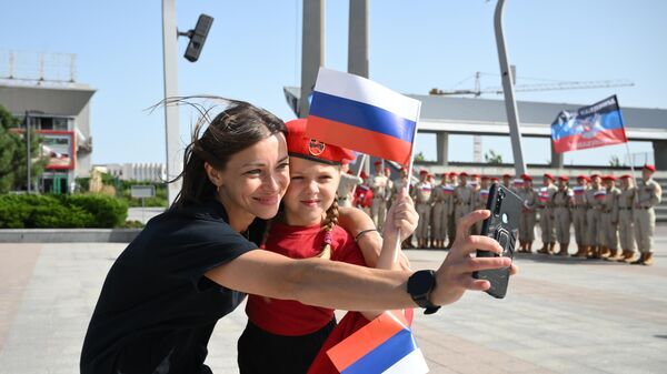 День Государственного флага России в ДНР - 俄羅斯衛星通訊社