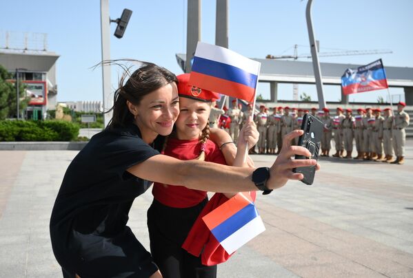 军事爱国运动的参与者“青年近卫军”在顿涅茨克举行活动，以纪念俄罗斯国旗日。 - 俄罗斯卫星通讯社