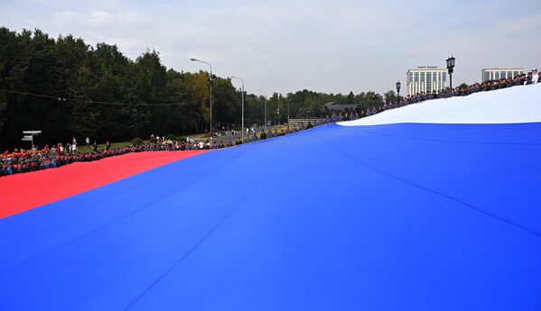 在俄罗斯的国旗日，俄罗斯军人与俄联邦国家近卫军成员在莫斯科的胜利博物馆外展开了一面1000平方米的三色旗。 - 俄罗斯卫星通讯社