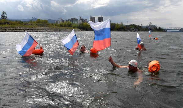 为纪念俄罗斯国旗日，&quot;叶尼塞冬泳爱好者&quot;冬泳俱乐部的成员们在叶尼塞河位于克拉斯诺亚尔斯克的河道上2500米的距离内进行冷水游泳。由于克拉斯诺亚尔斯克水电站水库下游深层的泄水道，克拉斯诺亚尔斯克附近叶尼塞河的河水在整个夏季都不会升温，在整个冬季也不会结冰，全年保持稳定的低温。 - 俄罗斯卫星通讯社