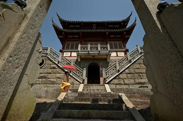 遊客參觀裸露在河床上的落星墩。 遊客參觀裸露在河床上的落星墩。 - 俄羅斯衛星通訊社