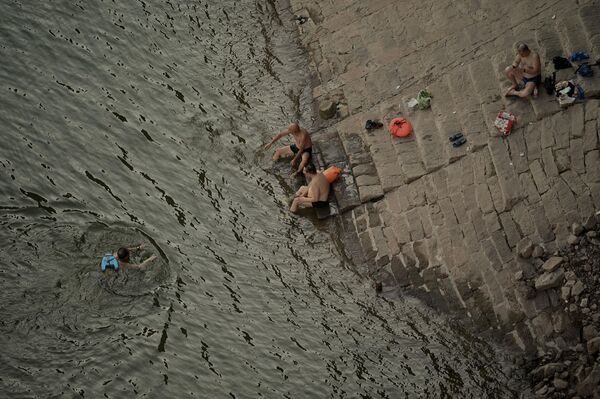 人們在嘉陵江裡游泳。 - 俄羅斯衛星通訊社