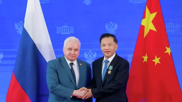 俄驻华大使向中国中央广播电视总台台长慎海雄颁授“友谊勋章” - 俄罗斯卫星通讯社