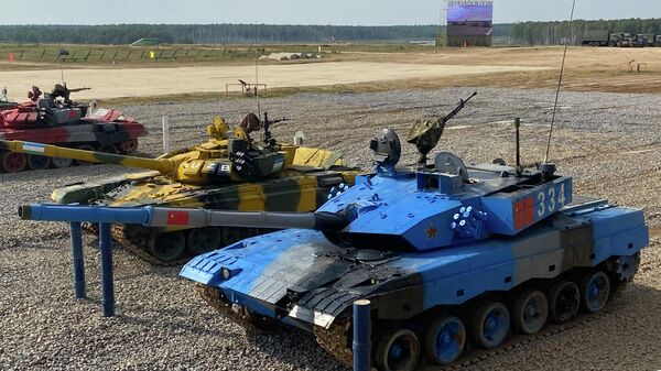 坦克两项比赛决赛 中国队第三个到达终点 - 俄罗斯卫星通讯社