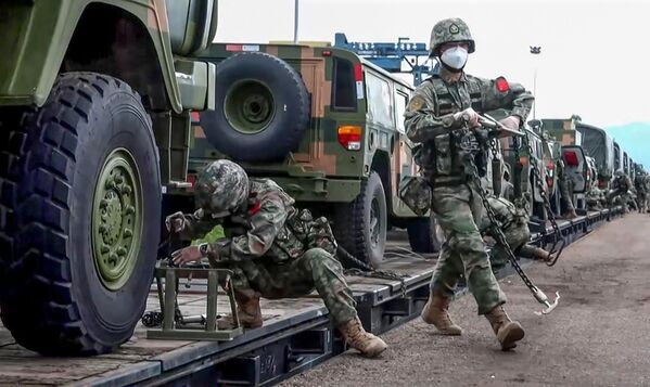 參加“東方-2022”軍演的中國武裝車隊抵達俄羅斯遠東濱海邊疆區的謝爾蓋耶夫靶場。 - 俄羅斯衛星通訊社