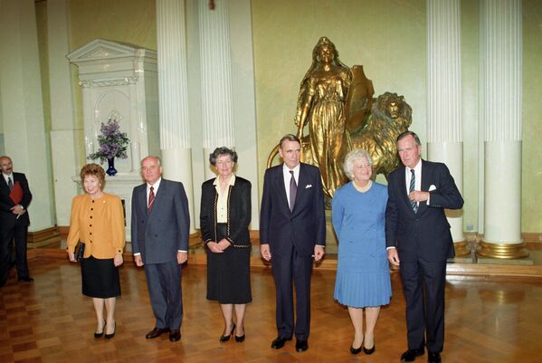 蘇聯和美國國家元首在赫爾辛基舉行雙邊會議，該會議計劃討論伊拉克軍隊入侵科威特領土後波斯灣局勢惡化的相關問題。蘇聯總統戈爾巴喬夫（左二）、芬蘭總理毛諾·科伊維斯托（右三）和美國總統喬治·布什（最右）與他們的夫人在總統府會面。 - 俄羅斯衛星通訊社