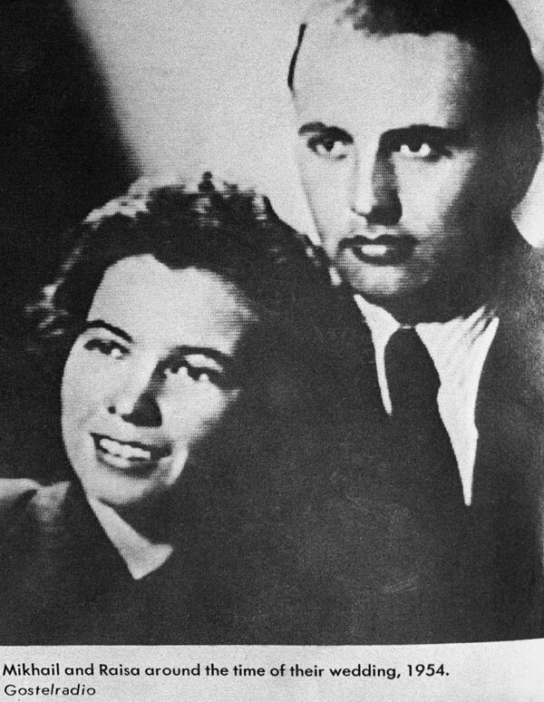 米哈伊爾·謝爾蓋耶維奇·戈爾巴喬夫與賴莎·馬克西莫芙娜·戈爾巴喬娃年輕時的照片。1953至1954年。翻印照片。 - 俄羅斯衛星通訊社