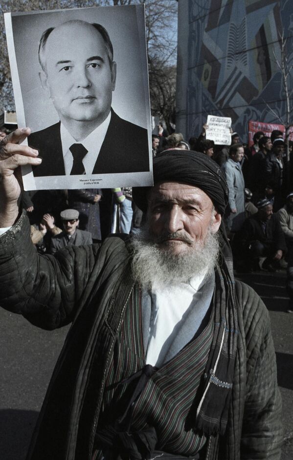 一位塔吉克老人在集會上手持米哈伊爾·戈爾巴喬夫的畫像。 - 俄羅斯衛星通訊社