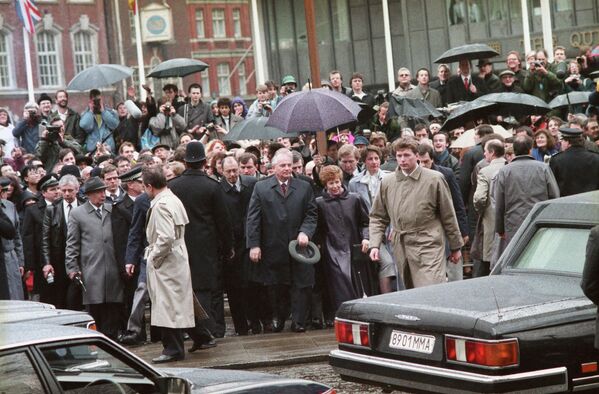 苏共中央总书记、苏联最高苏维埃主席米哈伊尔·戈尔巴乔夫应法国总统弗朗索瓦·密特朗之邀，对法兰西共和国进行正式访问。米哈伊尔·谢尔盖耶维奇和他的妻子赖莎·马克西莫芙娜在巴黎的居民中。 - 俄罗斯卫星通讯社