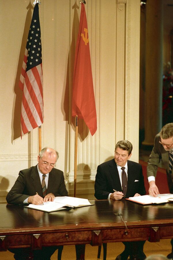 苏共中央总书记戈尔巴乔夫（左）和美国总统罗纳德·里根在戈尔巴乔夫正式访美期间在白宫签署关于消除两类核武器——中程和短程导弹的美苏条约。 - 俄罗斯卫星通讯社