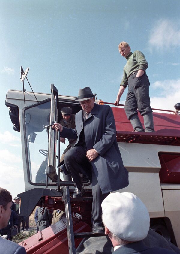 蘇共中央總書記、蘇聯最高蘇維埃主席米哈伊爾·戈爾巴喬夫訪問克拉斯諾亞爾斯克邊疆區（12.09-16.09.1988）。與農業勞動者會面。 - 俄羅斯衛星通訊社