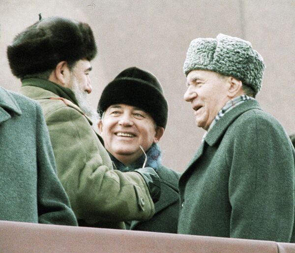 古巴最高领导人菲德尔·卡斯特罗（左）、苏共中央总书记、苏联最高苏维埃主席米哈伊尔·戈尔巴乔夫（中）与苏联最高苏维埃主席团主席安德烈·葛罗米柯在列宁陵墓上。伟大的十月社会主义革命70周年庆祝纪念日。 - 俄罗斯卫星通讯社