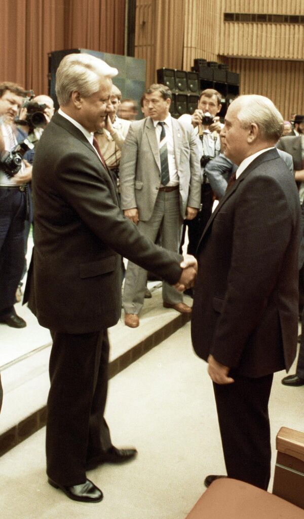 苏联总统戈尔巴乔夫（右）祝贺鲍里斯·叶利钦（左）就任俄罗斯苏维埃联邦社会主义共和国总统。 - 俄罗斯卫星通讯社