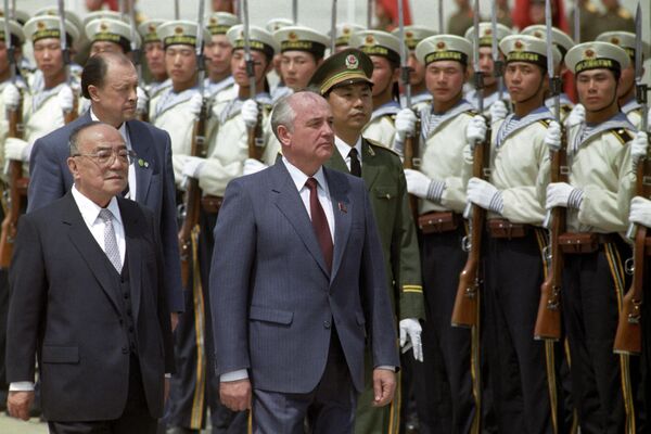 在北京机场迎接苏联贵宾。苏共中央总书记戈尔巴乔夫和时任中华人民共和国主席杨尚昆从仪仗队前走过。 - 俄罗斯卫星通讯社