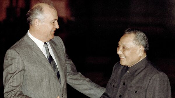 邓小平向苏联领导人建议两国关系应“结束过去，开辟未来”。 - 俄罗斯卫星通讯社