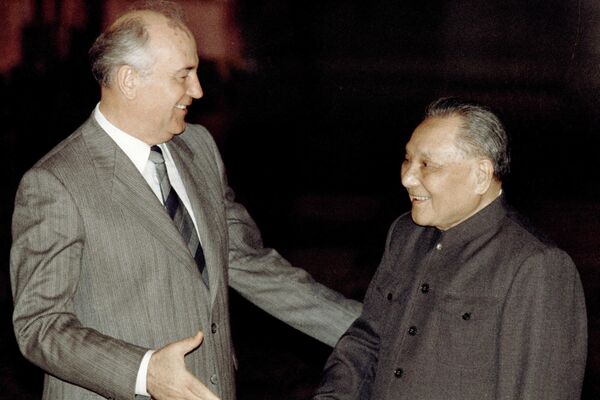 邓小平向苏联领导人建议两国关系应“结束过去，开辟未来”。 - 俄罗斯卫星通讯社