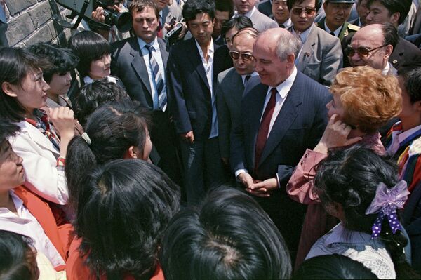 戈爾巴喬夫在遊覽長城時與中國青年進行交流 - 俄羅斯衛星通訊社