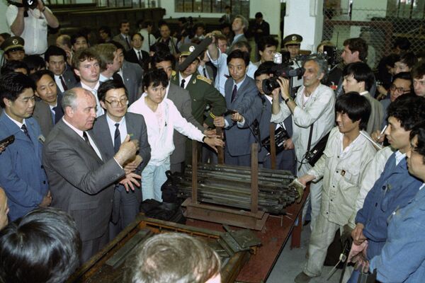 參觀電梯廠。戈爾巴喬夫向中國工人講述蘇聯改革的目標。 - 俄羅斯衛星通訊社