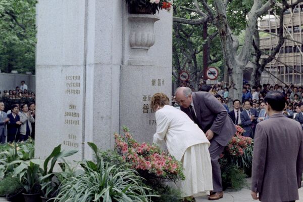 上海，戈爾巴喬夫夫婦向偉大的俄羅斯詩人普希金紀念碑獻花。 - 俄羅斯衛星通訊社
